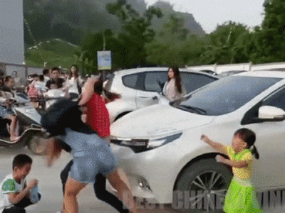 Clip: Hai bà mẹ túm tóc, 'choảng' nhau tới tấp trước cổng trường tiểu học