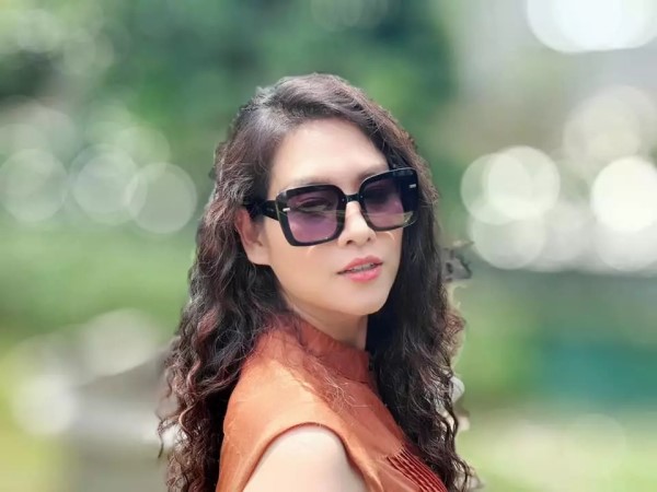 Đời tư ít biết về 'bà trùm' đóng phim Bão ngầm