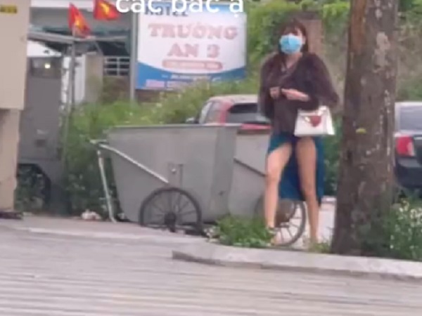 Mặc váy xẻ đùi cao tới tận thắt lưng, gái xinh khiến thanh niên thấy nghề xe ôm thật cực
