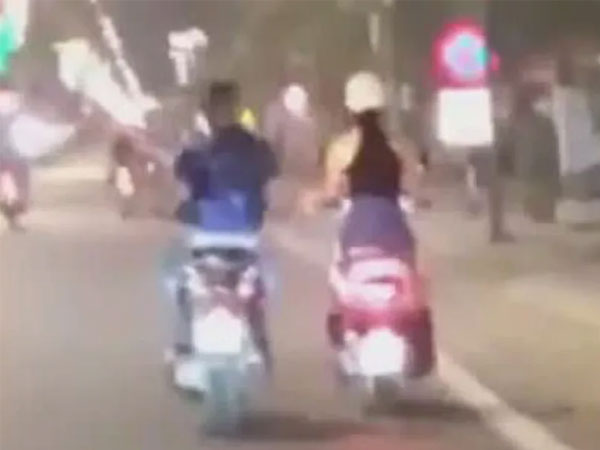 Truy tìm kẻ biến thái đi xe SH liên tục sàm sỡ vào ngực cô gái trẻ ở giữa đường