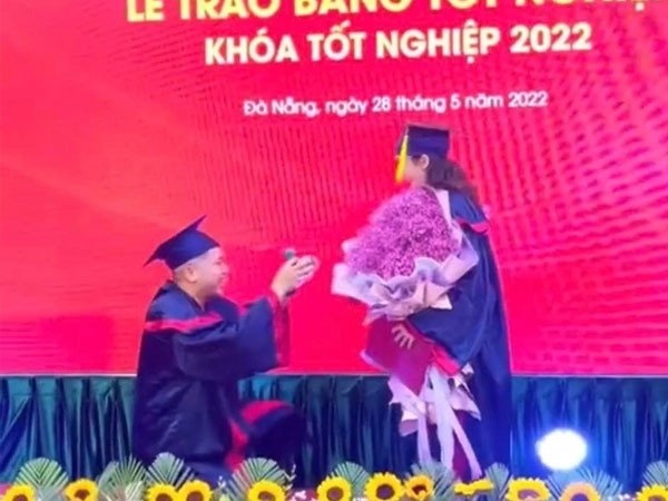 Nam sinh bất ngờ cầu hôn bạn gái trong lễ tốt nghiệp Đại học
