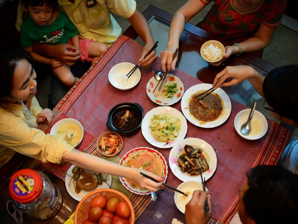 Những người có 4 đặc điểm trên bàn ăn thường là người xấu tính