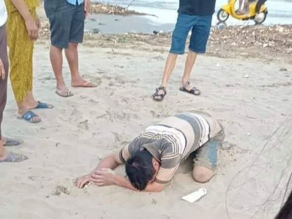Người cha khóc ngất khi hai con tử vong lúc đi tắm biển