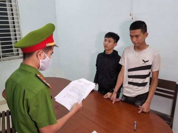 Nhóm thanh niên Đà Nẵng ngang nhiên vung dao chém người tại quán Internet