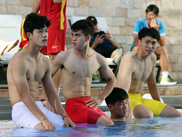 Dàn cầu thủ U23 Việt Nam lột áo khoe body, nhìn đâu mê đó