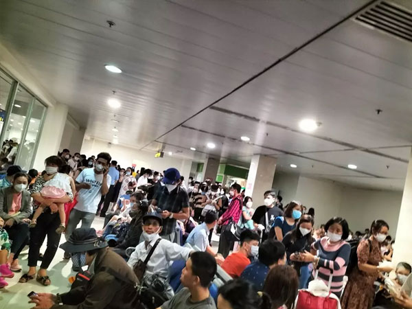 Hệ thống check-in Vietjet trục trặc, nghìn khách vật vờ ở Tân Sơn Nhất