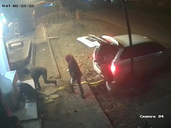 Băng cướp táo tợn dùng cả ô tô để lấy cây ATM