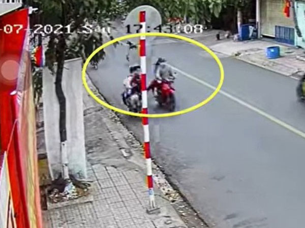 Nam sinh lớp 12 đi xe máy bị bạn cùng trường đạp ngã dẫn tới tử vong