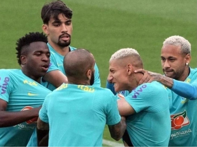 Neymar cuống cuồng ngăn Vinicius và Richarlison ẩu đả trên sân tập ĐT Brazil