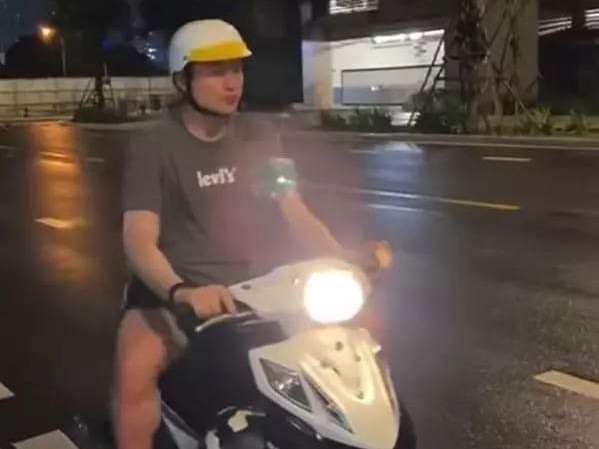 Hình ảnh hiếm có khó tìm của thủ môn Đặng Văn Lâm: Ăn vận giản dị, đi dép lê, 'cưỡi' xe máy
