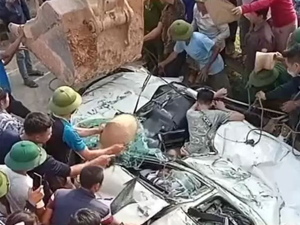 Vụ xe tải lật đè xe con khiến 3 người tử vong: Tài xế xe tải khai gì về nguyên nhân tai nạn?