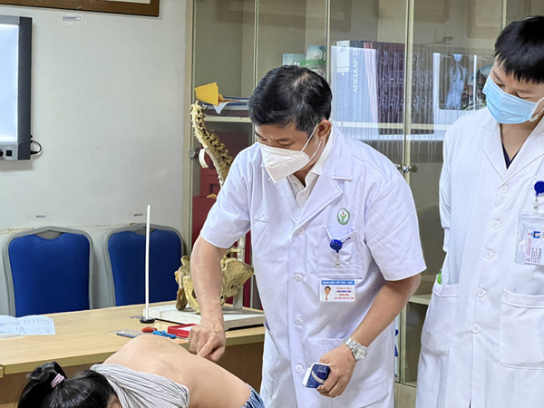 Nhiều trẻ cong vẹo cột sống nhưng đi khám muộn, cha mẹ hãy nghe cảnh báo của chuyên gia