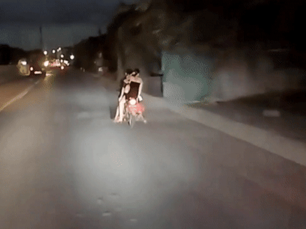 Clip: Nam thanh niên chở theo 3 cô gái ăn mặc 'mát mẻ' phóng như bay trên đường