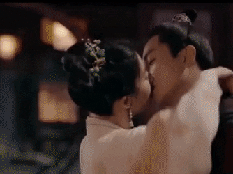 Cảnh hôn táo bạo của Trần Hiểu - Lưu Diệc Phi khiến MXH xứ Trung bùng nổ
