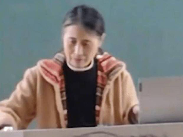 Cô giáo lớn tuổi đang đứng lớp bỗng ngất xỉu vì thức đêm soạn bài, hành động sau khi tỉnh dậy khiến ai chứng kiến cũng phải rớt nước mắt
