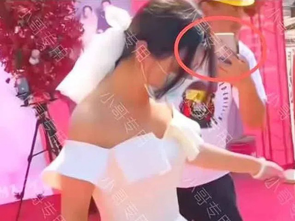 Bạn gái cũ của chú rể mặc váy cưới xông vào hôn trường: 'Có tôi ở đây, đám cưới này đừng hòng diễn ra'