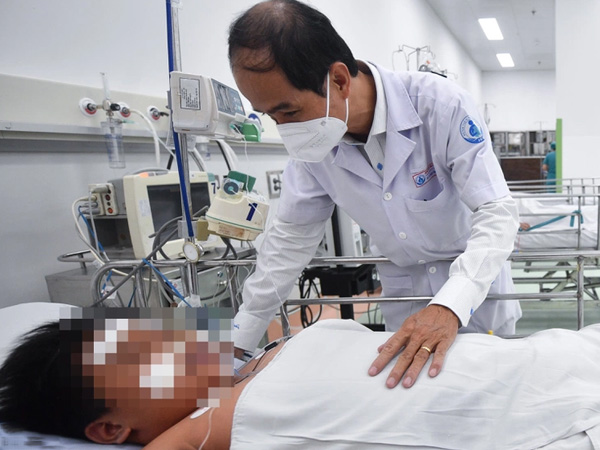 Bé trai suy gan, suy thận, hôn mê một tháng vì mắc sốt xuất huyết