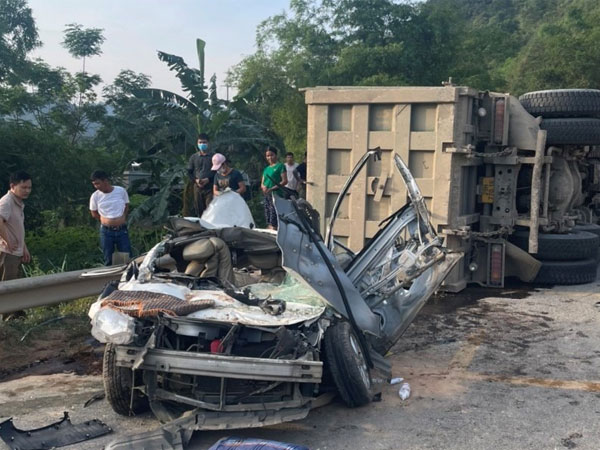 Vụ xe tải lật đè xe con khiến 3 người tử vong: Thùng xe tải cơi nới cao hơn 2,5 lần