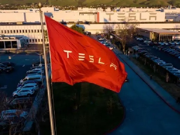 Tesla thuê công ty theo dõi nhân viên trong hội kín Facebook