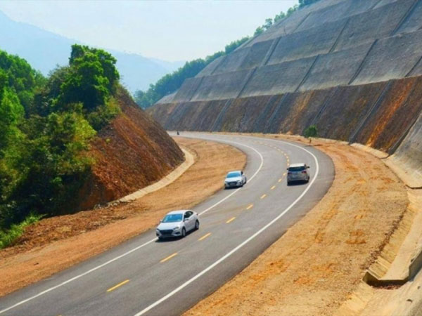 'Vì sao tuyến đường Hồ Chí Minh qua 5 khóa Quốc hội vẫn chưa được thông tuyến'?