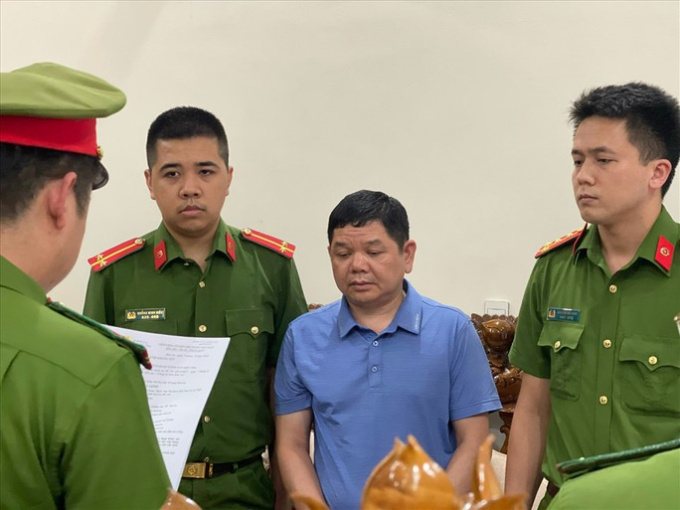 Bắt Trưởng khoa Bệnh viện nhận hối lộ từ Việt Á