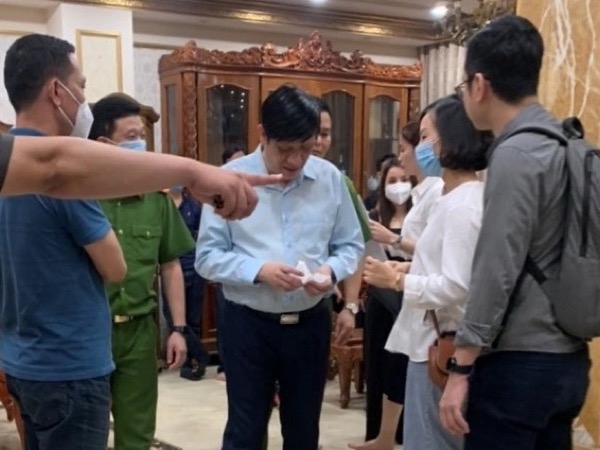 Xe 80A đến nhà riêng 'đón' cựu Bộ trưởng Nguyễn Thanh Long rời đi