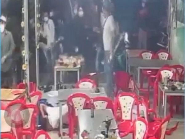 Vì tiếng nẹt pô xe máy, nhóm côn đồ xông vào quán ốc chém người dã man