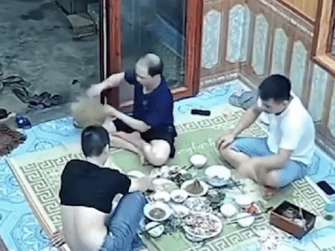 Mồi ngon dọn sẵn chuẩn bị cho bữa nhậu 'tới bến', nhưng 3 người đàn ông 'nghẹn ngào' nhìn nhau không thốt nên lời vì sự cố bất ngờ này
