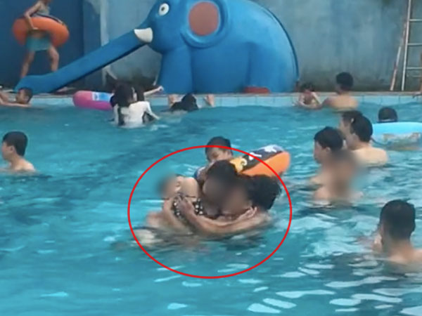 Xôn xao clip trốn người yêu đi bơi, gái xinh ngụp lặn với 3 chàng trai giữa bể với nhiều cử chỉ 'va chạm'