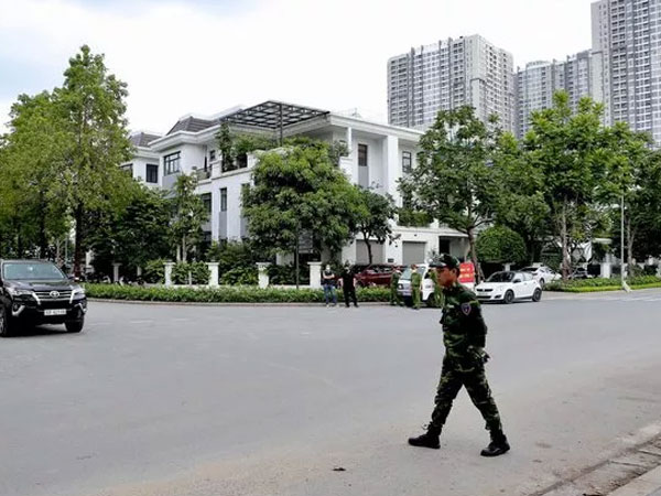 Nhiều xe biển xanh, công an xuất hiện tại nhà riêng ông Chu Ngọc Anh