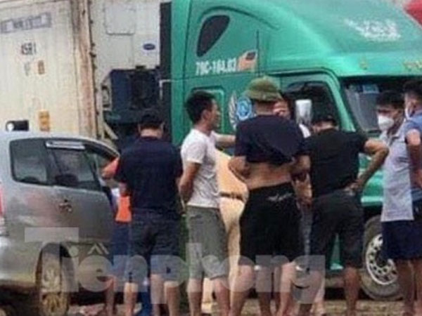 Một lái xe chở hoa quả đột tử ở bãi trung chuyển Lạng Sơn