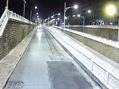 Clip: Đạp nhầm chân ga, ô tô lao qua cầu vượt rồi đâm vào tường như phim hành động