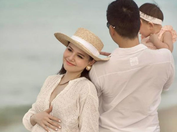 Phanh Lee mang bầu lần 2, hiếm hoi hé lộ loạt khung ảnh 'tình bể bình' bên ông xã là Tổng giám đốc tập đoàn nghìn tỷ