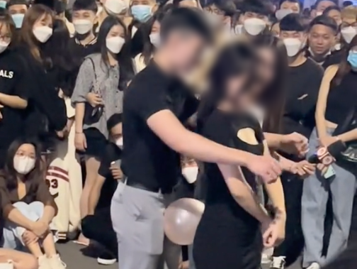 Nam thanh nữ tú vô tư chơi trò nhạy cảm giữa phố đông người netizen ngán ngẩm: 'Hay ho chỗ nào?'