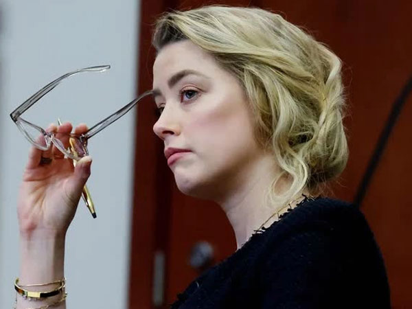 Amber Heard công kích Johnny Depp sau khi được trai lạ cầu hôn