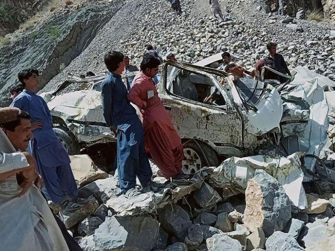 Xe khách lao xuống khe núi Pakistan, 22 người thiệt mạng
