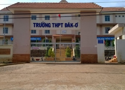 Một hiệu trưởng tử vong nghi rơi từ tầng 3 xuống