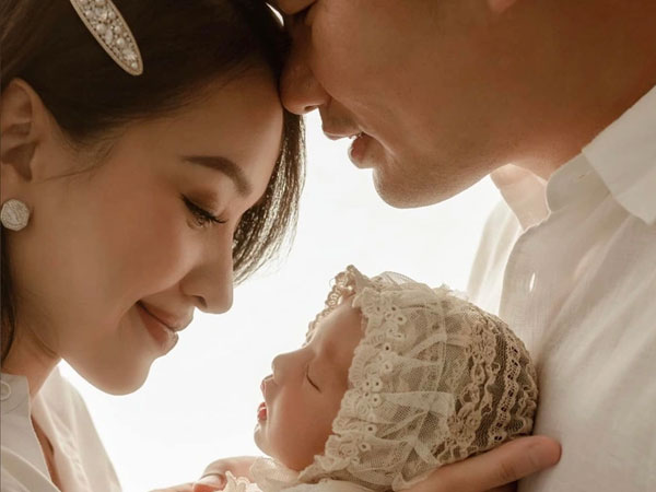 Vân Hugo khoe cận mặt ái nữ, nghẹn ngào: 'Bản năng làm mẹ vẫn vẹn nguyên như lần sinh đầu'