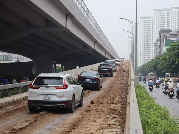 Ruộng cày giữa Hà Nội, truy tìm thủ phạm đổ bùn đất ngập đường