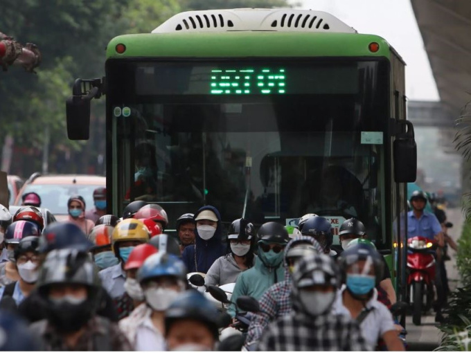 Buýt nhanh BRT 'một mình một đường' chỉ làm giao thông thêm ùn tắc