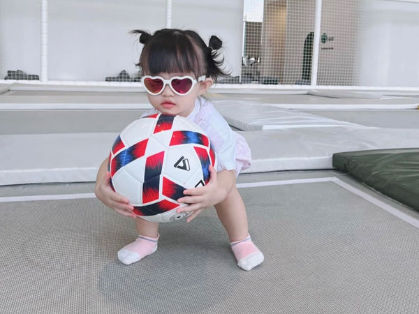 Đông Nhi 'lên tiếng' khi con gái Winnie bị con trai nhạc sĩ Dương Khắc Linh 'bơ'