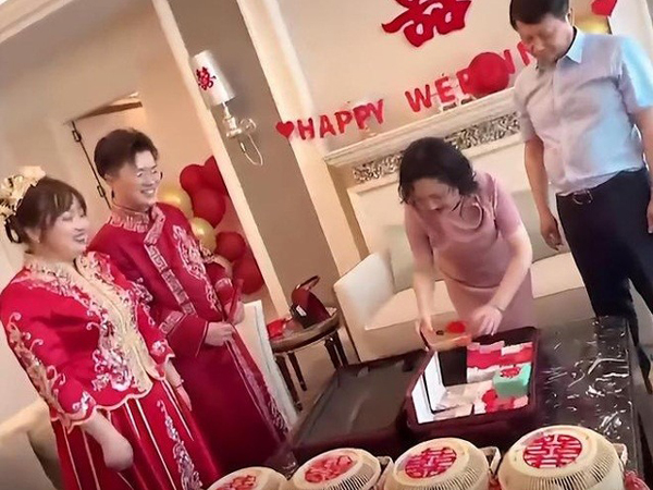Bố mẹ vợ tặng của hồi môn cả va li tiền mặt, xe Mercedes và 2 căn nhà, chú rể, cô dâu cười không khép được miệng