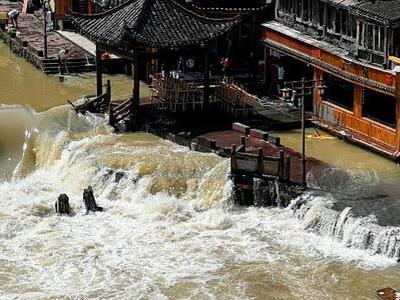 Mưa xối xả ở Trung Quốc, 25 người chết, Phượng Hoàng cổ trấn chìm trong lũ