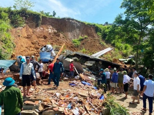 Sạt lở đất gây sập nhà dân, 3 người bị mắc kẹt