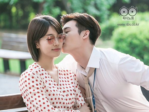 Những nụ hôn má bùng nổ chemistry của màn ảnh Hàn: Đặc biệt nhất là Song Joong Ki và chàng trai này