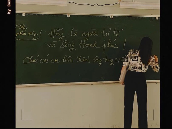 Rưng rưng với bài học đặc biệt của cô giáo chủ nhiệm dành cho học sinh trong tiết học cuối cùng