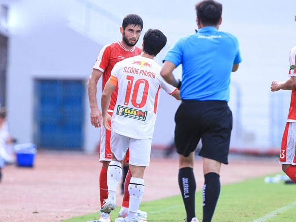 Công Phượng nổi nóng với ngoại binh của Viettel FC
