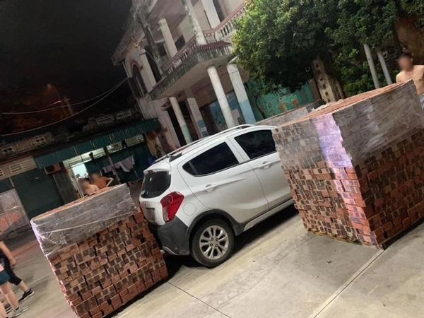 Vô duyên đậu xe ngay sân chơi thể thao của cả làng, chủ ô tô 'tái mặt' khi quay lại lấy xe