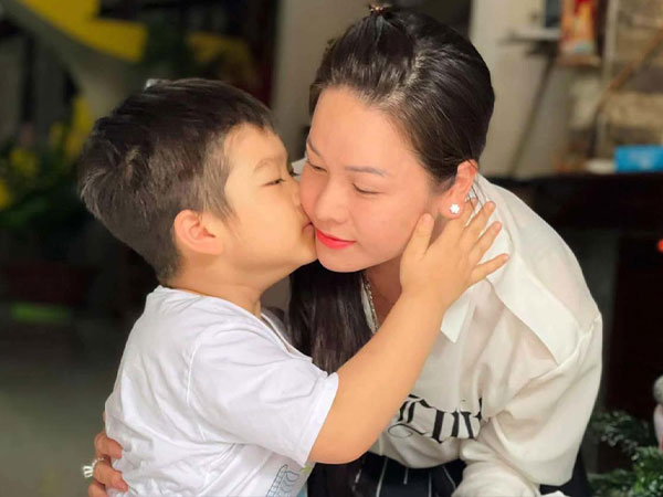 Nhật Kim Anh hội ngộ con trai, gây xúc động khi nhắn nhủ: 'Mẹ luôn yêu con ở bất cứ không gian nào'
