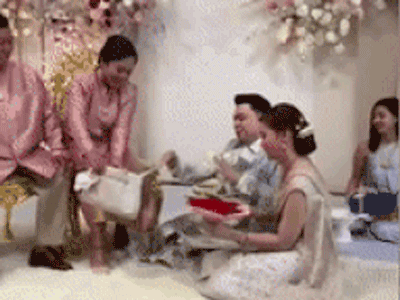 Chú rể há hốc miệng, rút lia lịa cuộn tiền làm của hồi môn trong đám cưới từ túi mẹ ruột